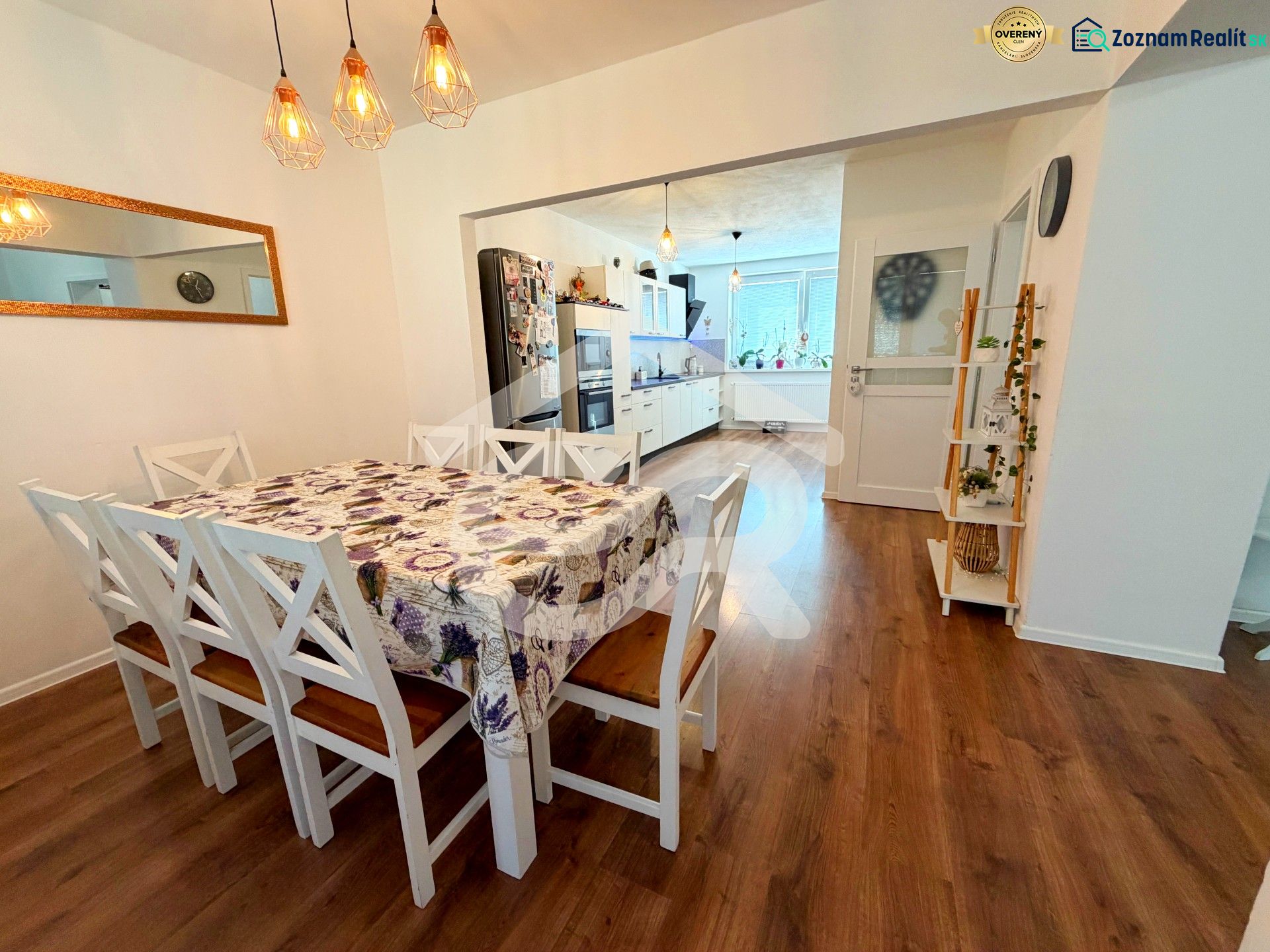 Esszimmer mit Holzboden in einem Einfamilienhaus, mit Stühlen und Esstisch.