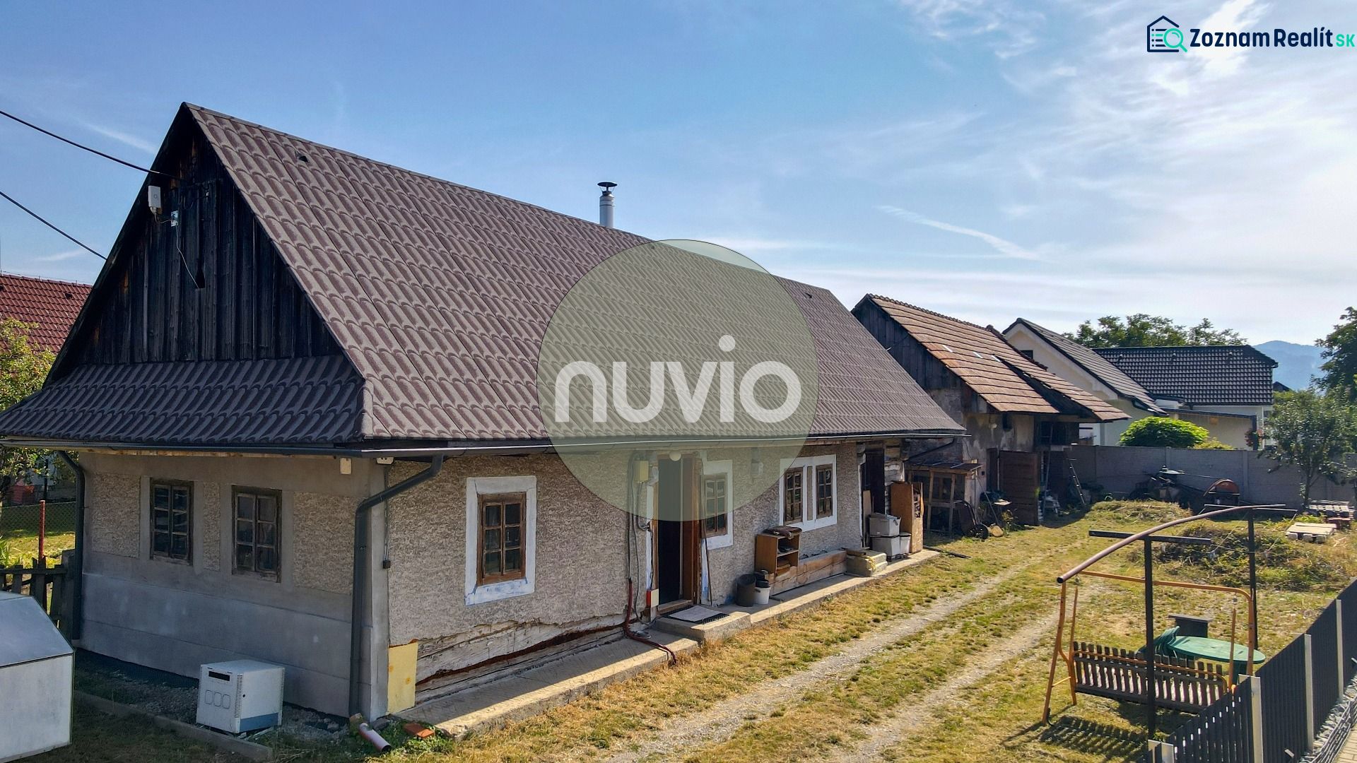 Ein Einfamilienhaus in Žabokreky mit großem Garten und traditionellem Dach.