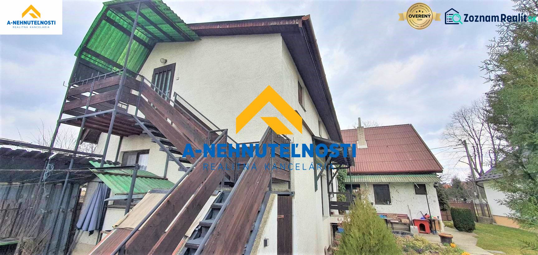 Einfamilienhaus in Veľký Meder mit Außentreppe und Holzgeländer.