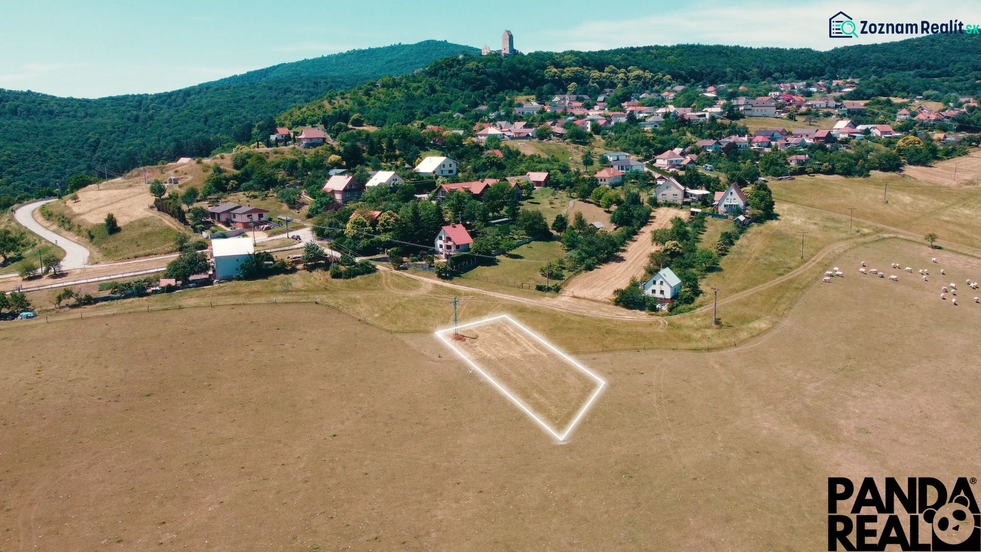 Malerische Landschaft Podhradie, Baugrundstücke eingebettet in grüne Hügel.