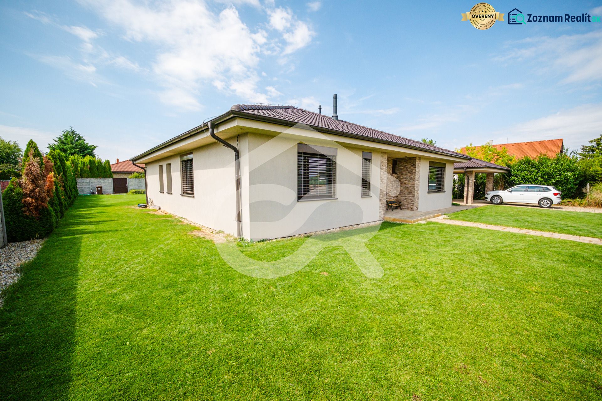 Einfamilienhaus in der Družstevná-Straße in Vráble mit gepflegtem Garten und Parkmöglichkeiten.