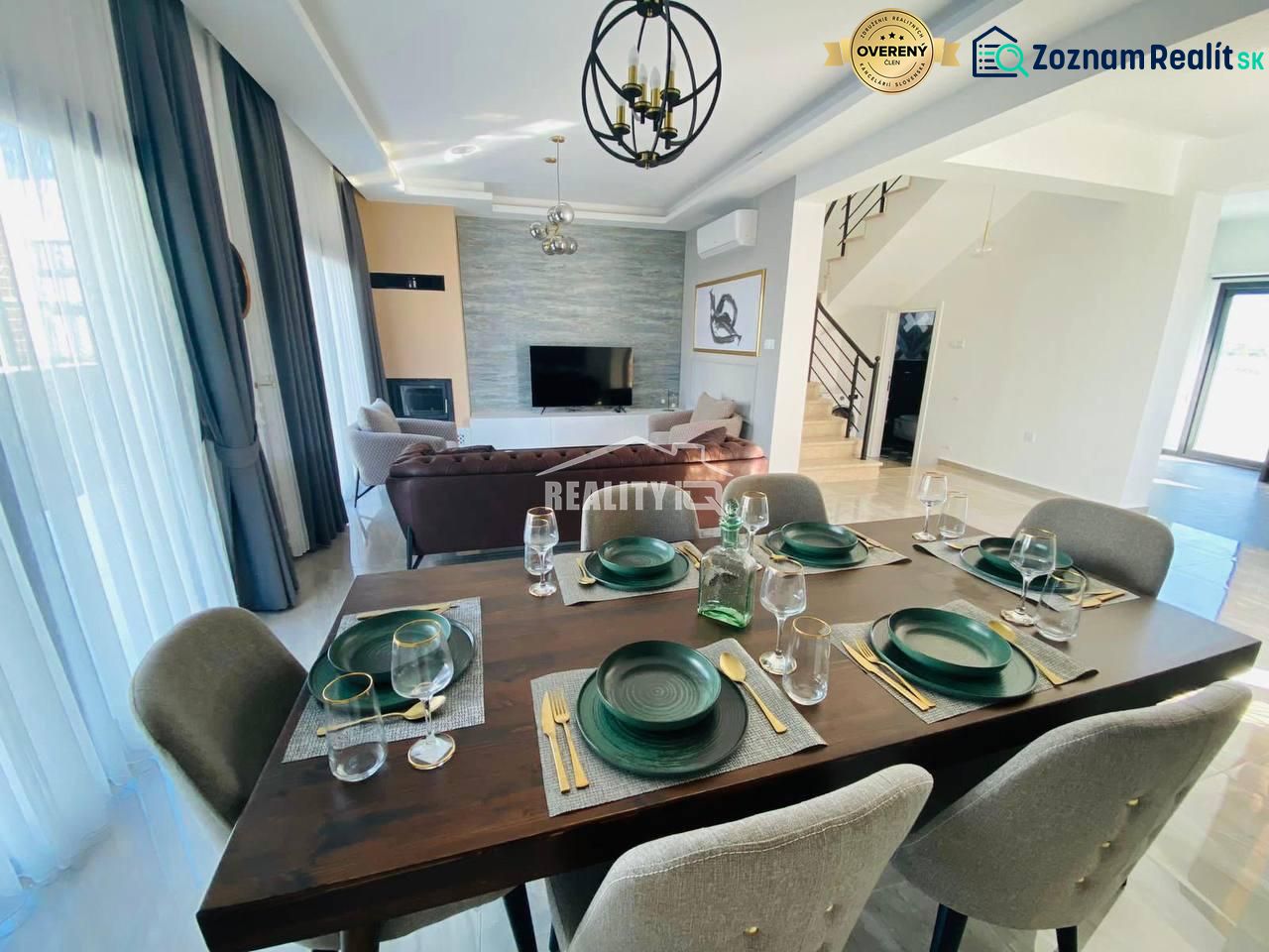 Esszimmer in einem Einfamilienhaus mit eleganter dunkler Ausstattung und sechs Stühlen.