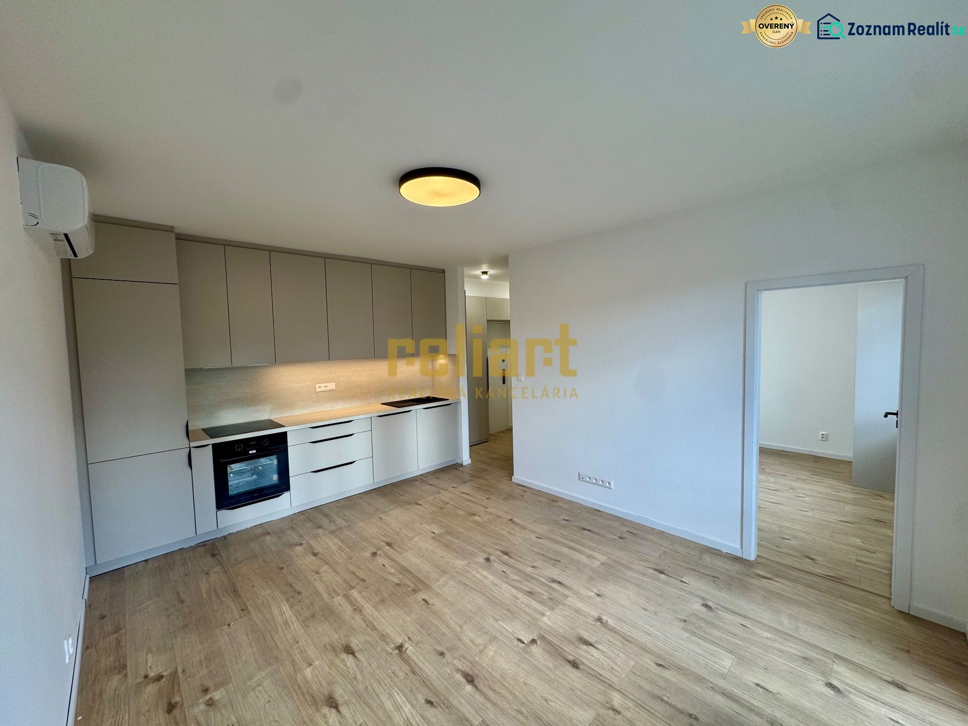 Innenraum einer 3-Zimmer-Wohnung mit Küche und Holzboden.