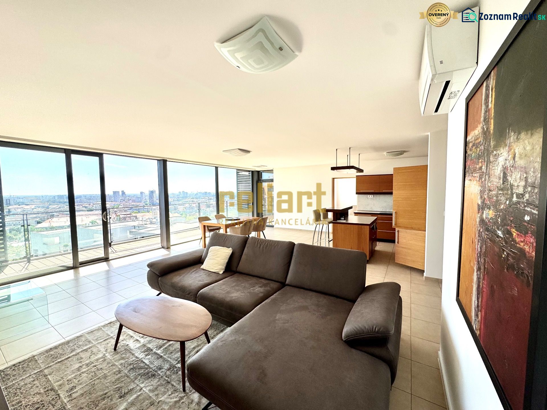 Geräumiger Wohnbereich in einer 4-Zimmer-Wohnung mit großen Fenstern und Blick auf die Stadt.