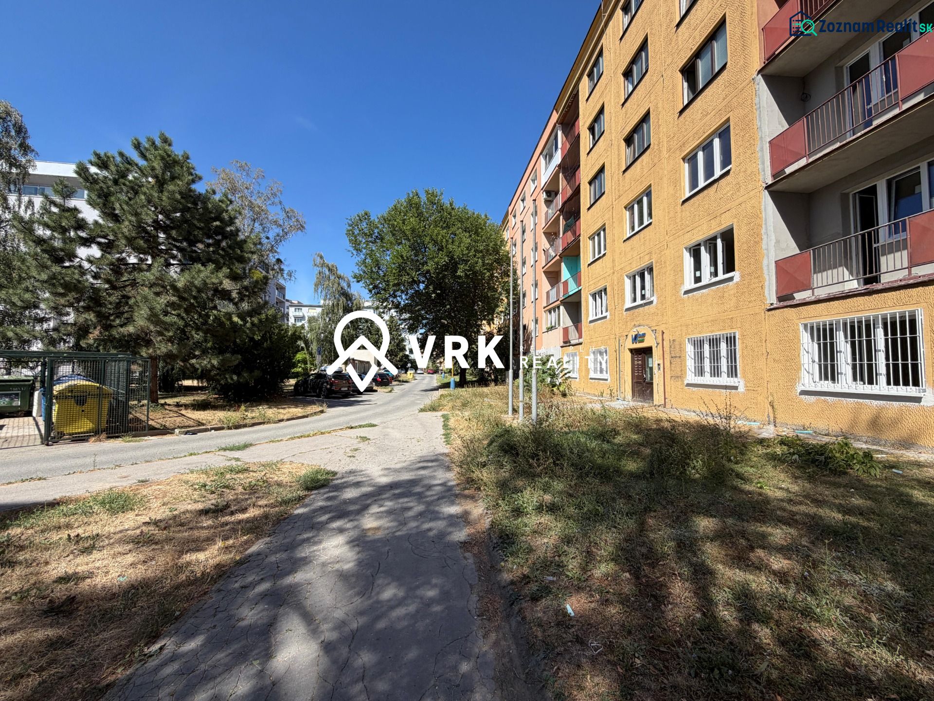 Ein Wohnhaus in der Stromová-Straße in Košice, Stadtteil Staré Mesto, umgeben von Grünflächen.