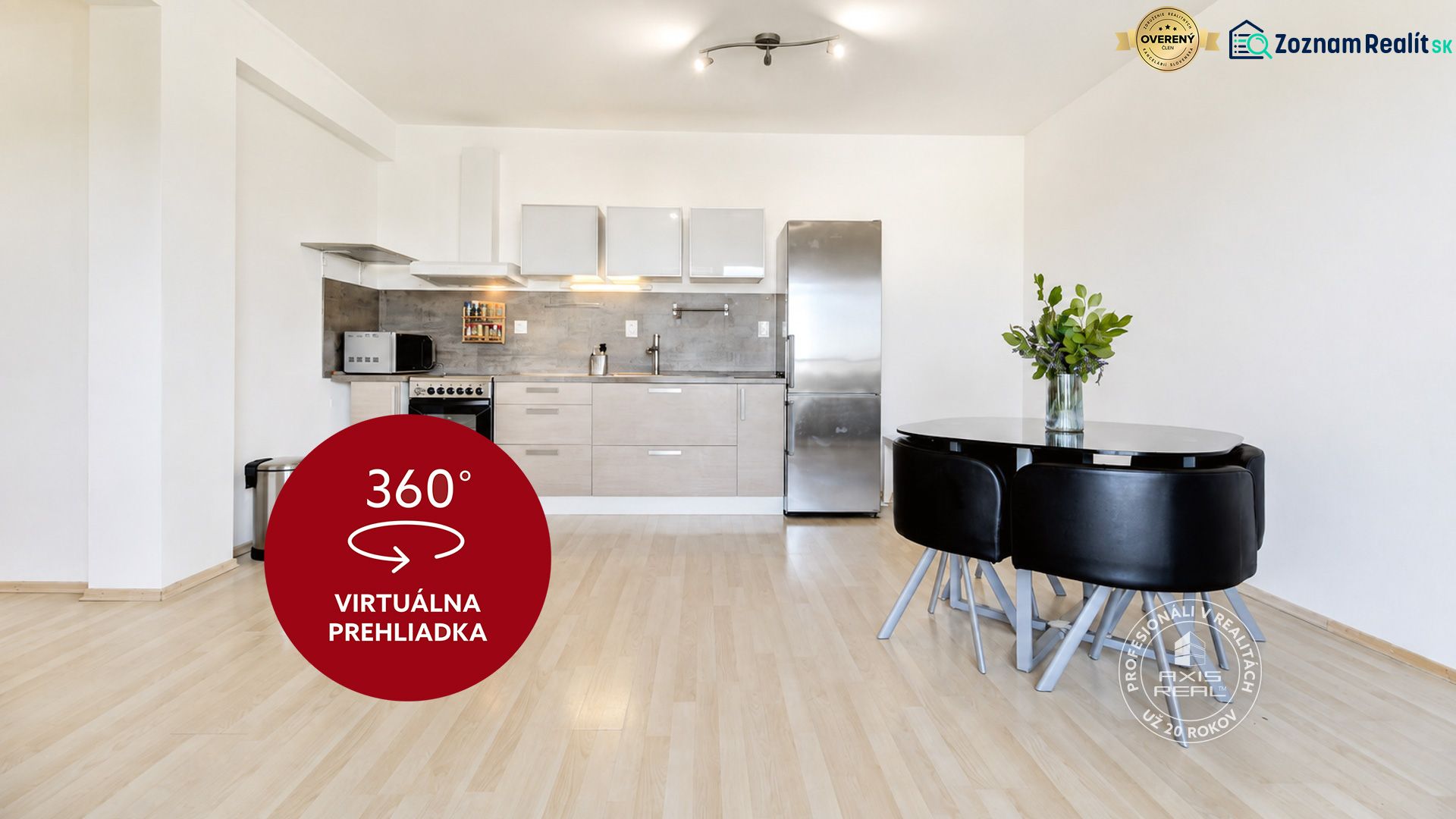Küche in einer 2-Zimmer-Wohnung mit Holzboden und einem schwarzen Tisch.