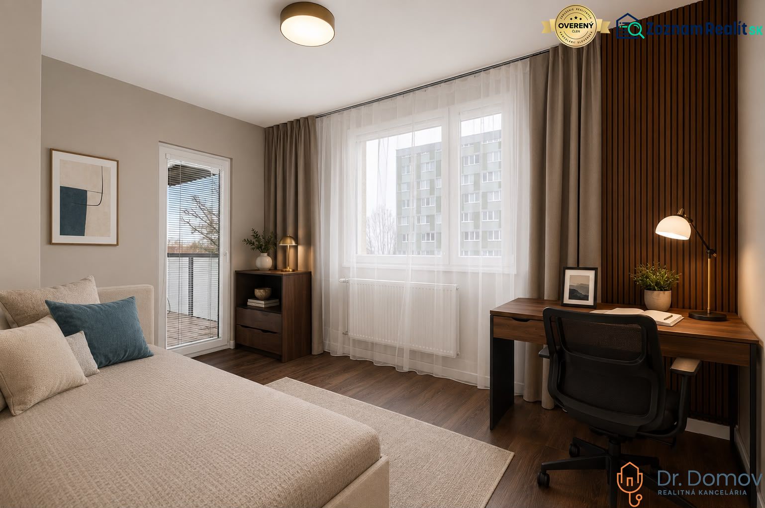 Ein geräumiges Zimmer in einer 3-Zimmer-Wohnung mit einem Schreibtisch und einem Boden in Holzoptik.