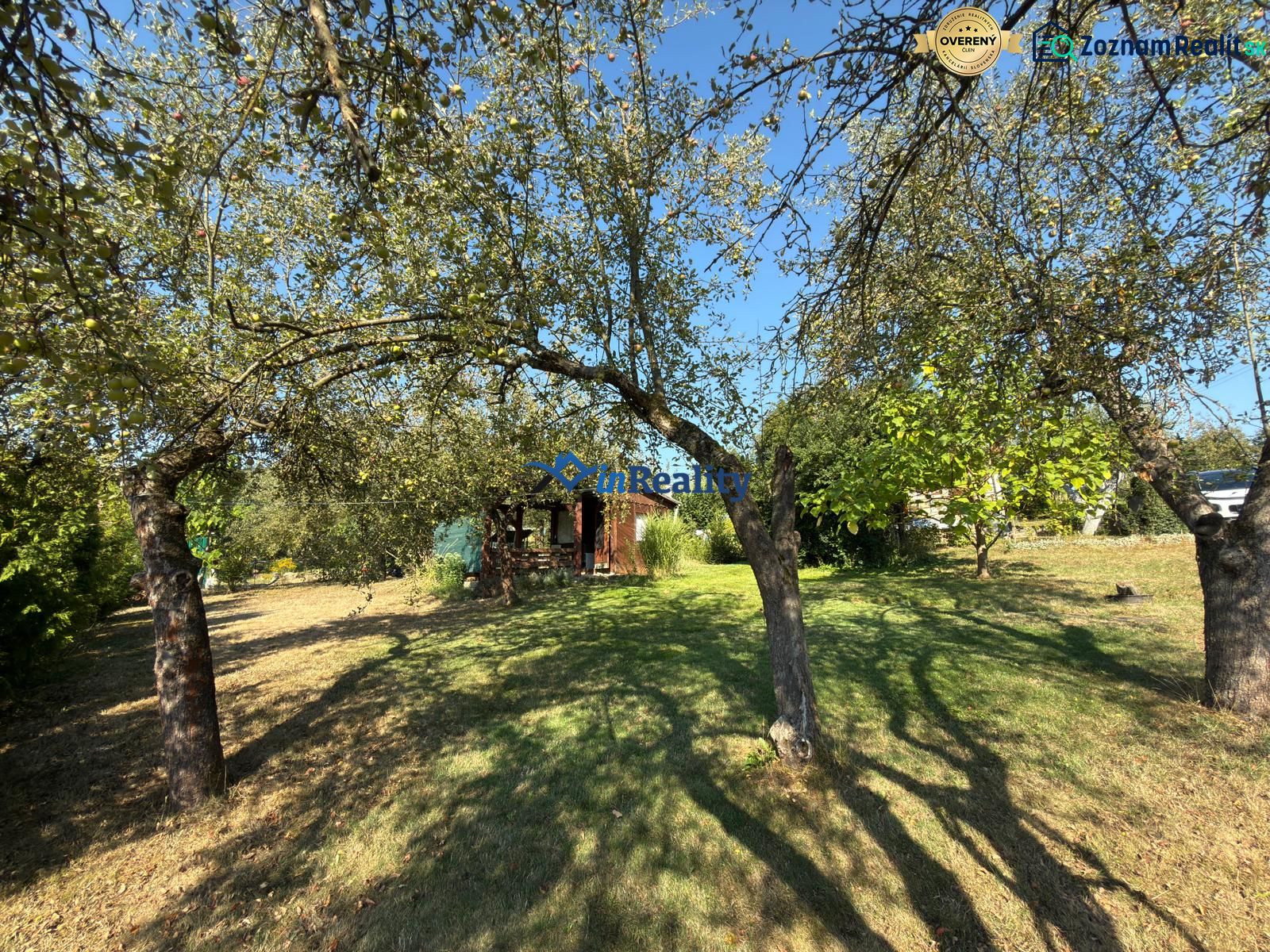 Ein Garten mit Obstbäumen in der Nähe einer Hütte in der Vinica-Straße in Lučenec.