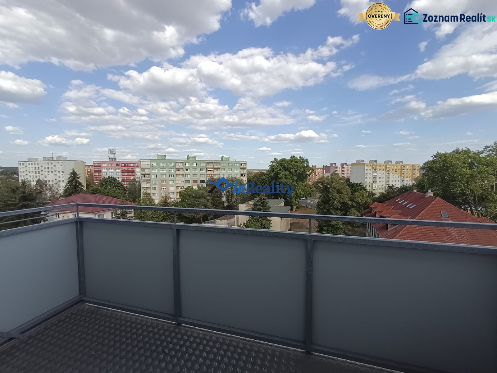 Blick vom Balkon einer 2-Zimmer-Wohnung in der Majakovského-Straße in Lučenec.