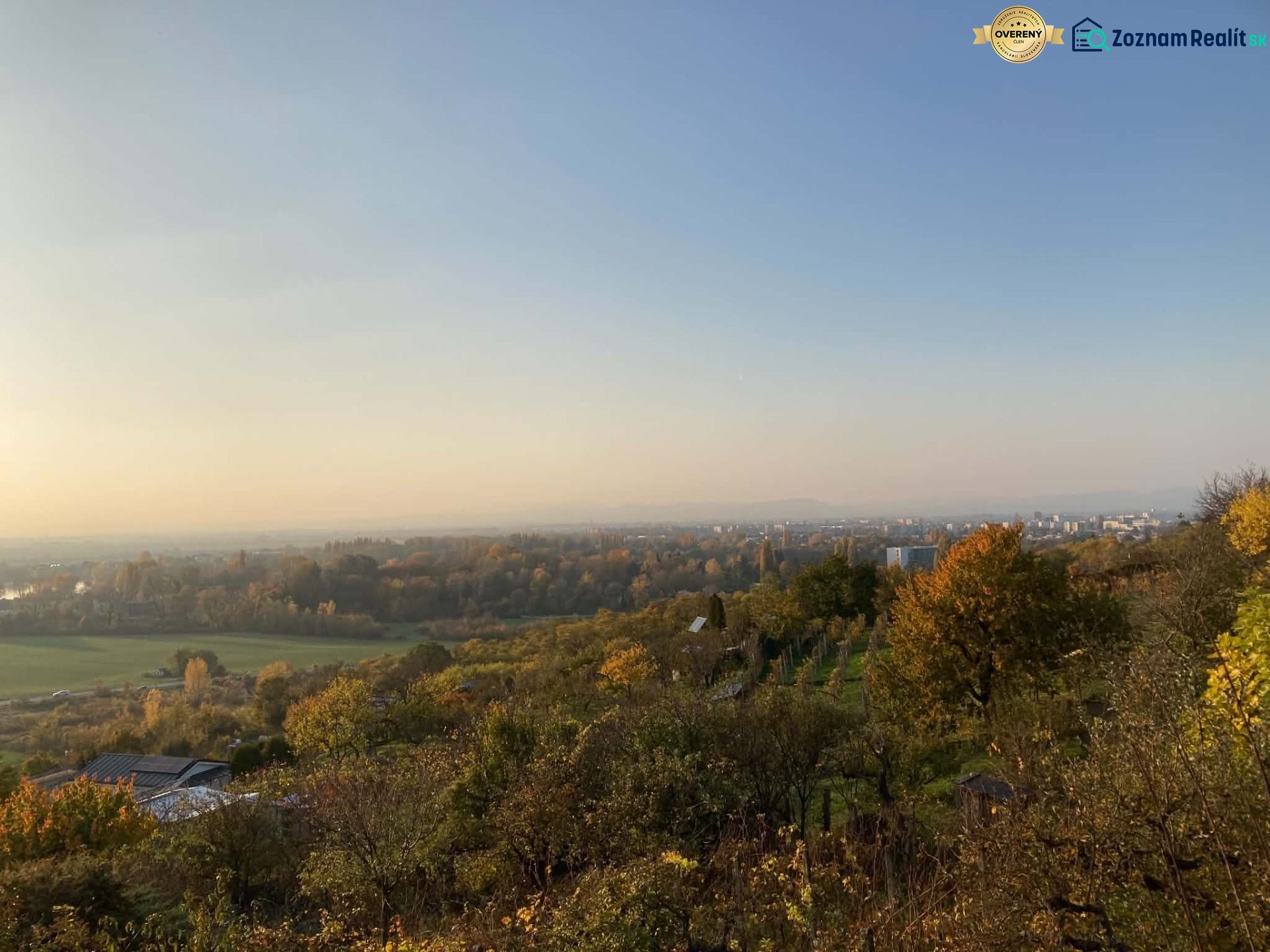 Panorama eines Herbstwaldes und Felder mit Blick auf die Stadt Banka.