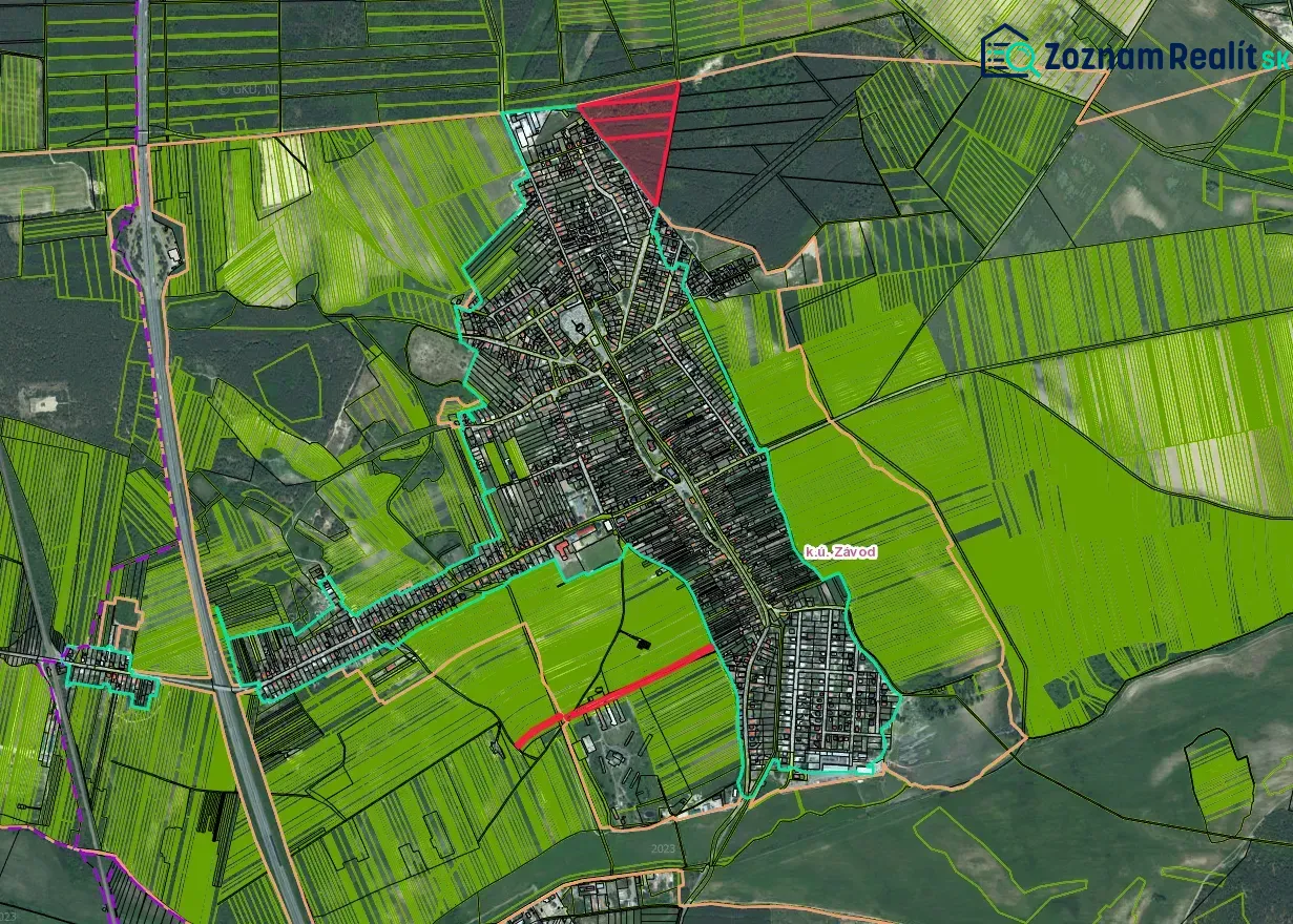 Luftaufnahme von landwirtschaftlichen und forstwirtschaftlichen Flächen in Závod mit befestigten Straßen.