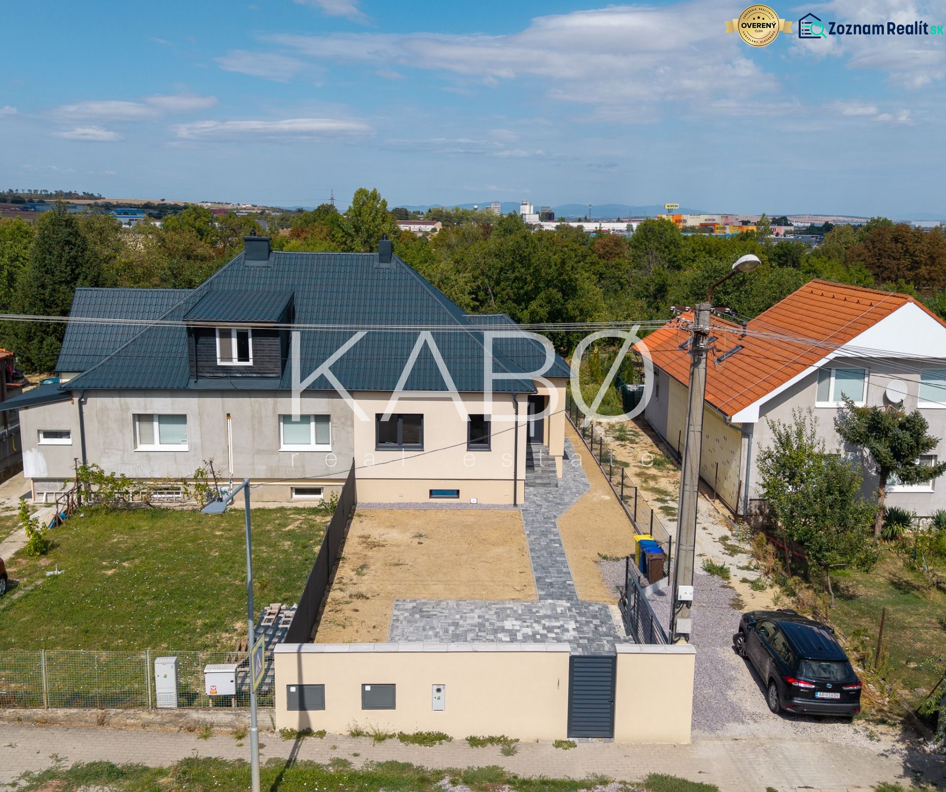 Einfamilienhaus in der Trnavská-Straße in Nitra, mit Zufahrtsstraße und Garten.