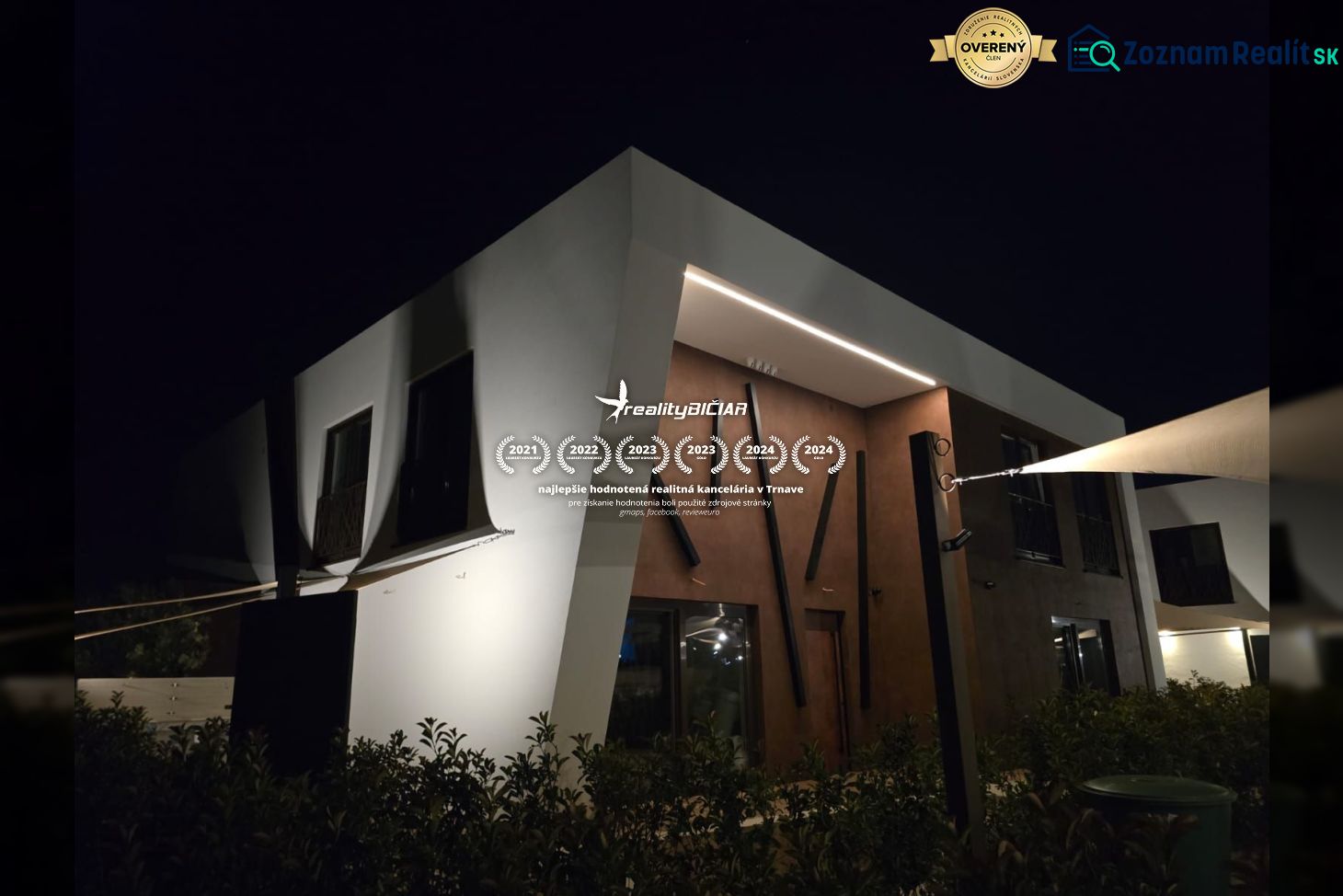 Villa in der Stadt Nin in der Straße Nin mit einzigartigem architektonischem Design bei Nacht.