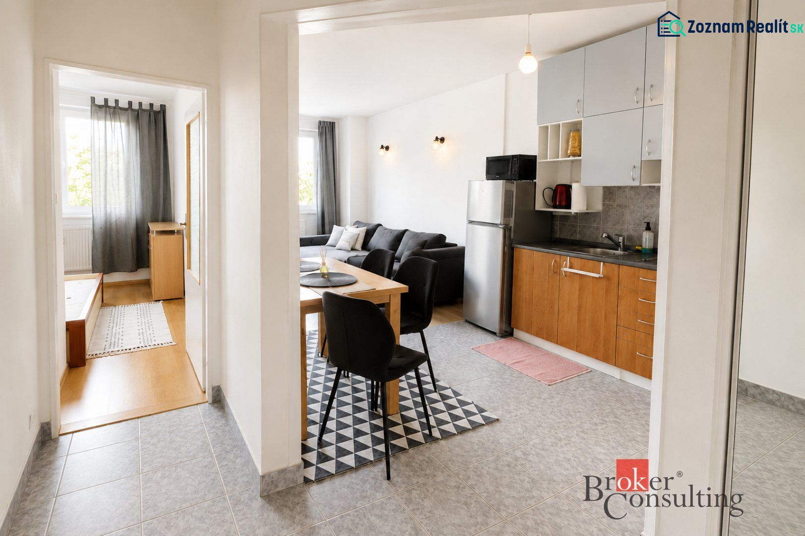 Innenraum einer 2-Zimmer-Wohnung mit Küche, Wohnzimmer und Holzboden.