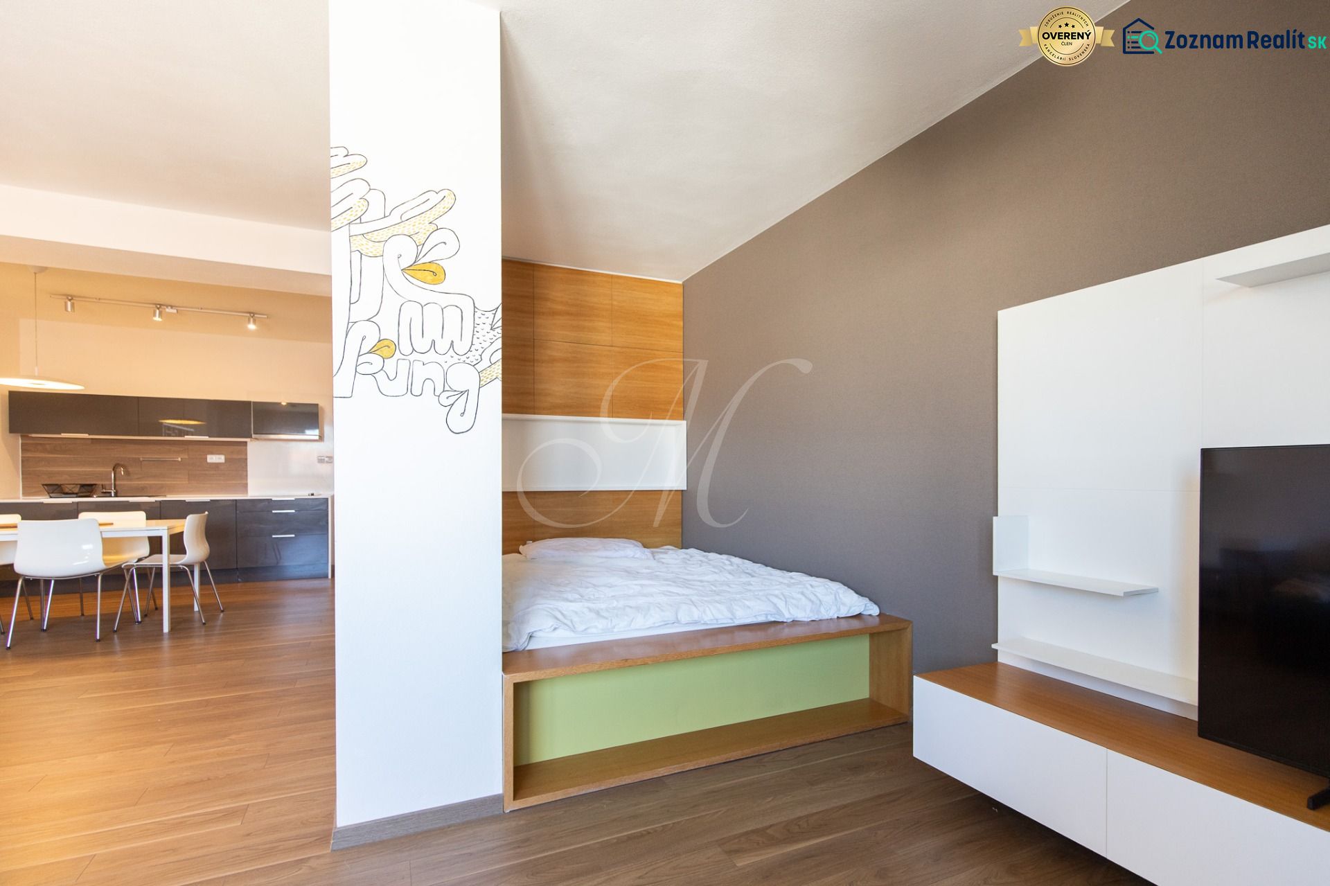 1-Zimmer-Wohnung mit Holzboden, Küche und Bett.