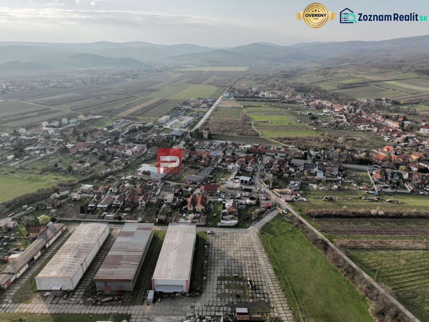 Draufsicht auf die Produktionsräume in der Gemeinde Vinosady in der Pezinska-Straße.