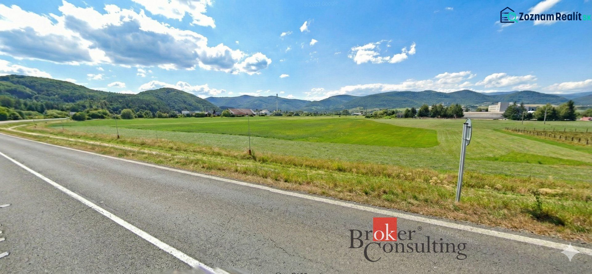 Landschaft bei Hliník nad Hronom, Grundstücke - gewerblich, mit grünen Wiesen und Bergen.