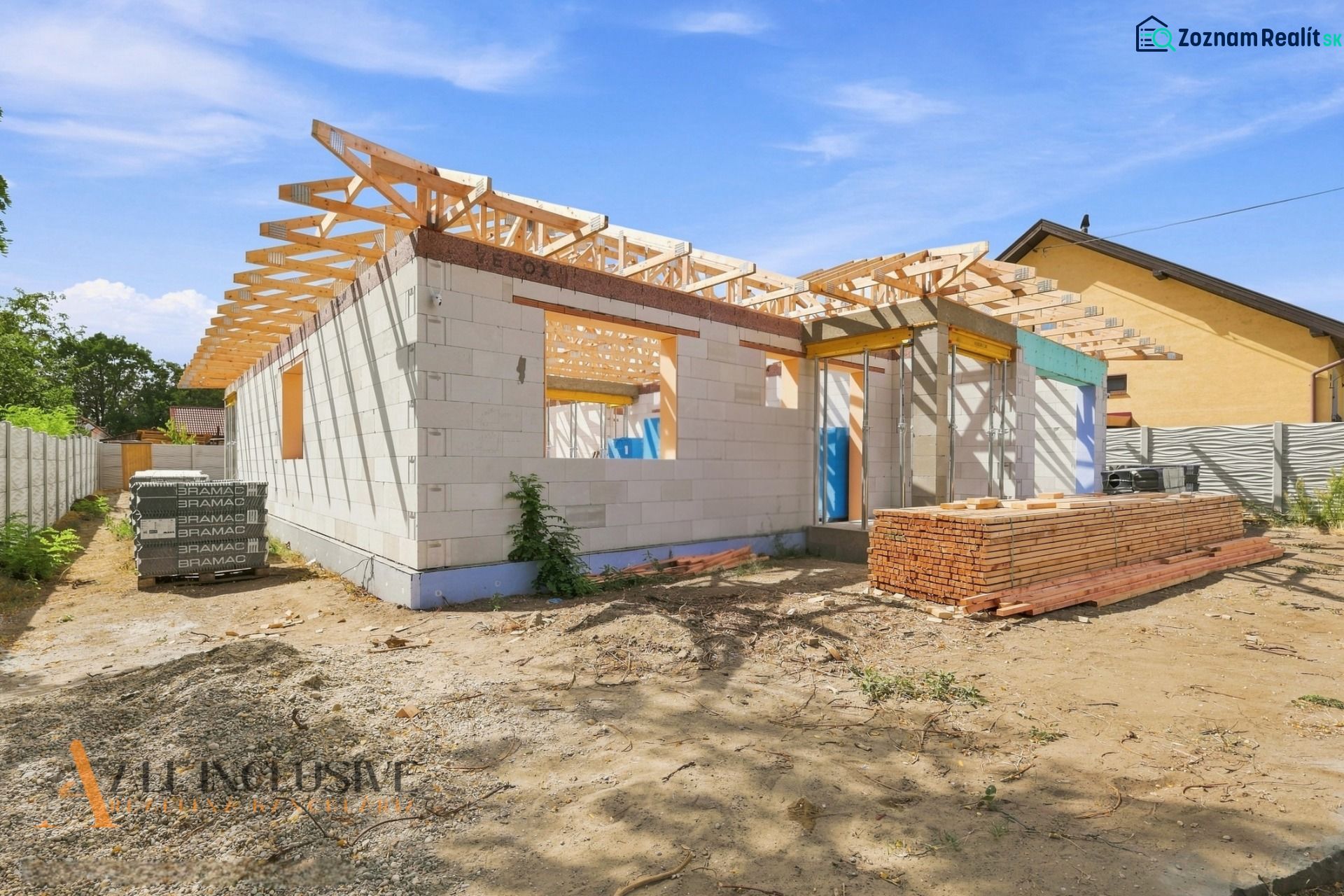 Der Bau eines Einfamilienhauses in Marcelová befindet sich im Bau mit einer Dachkonstruktion.