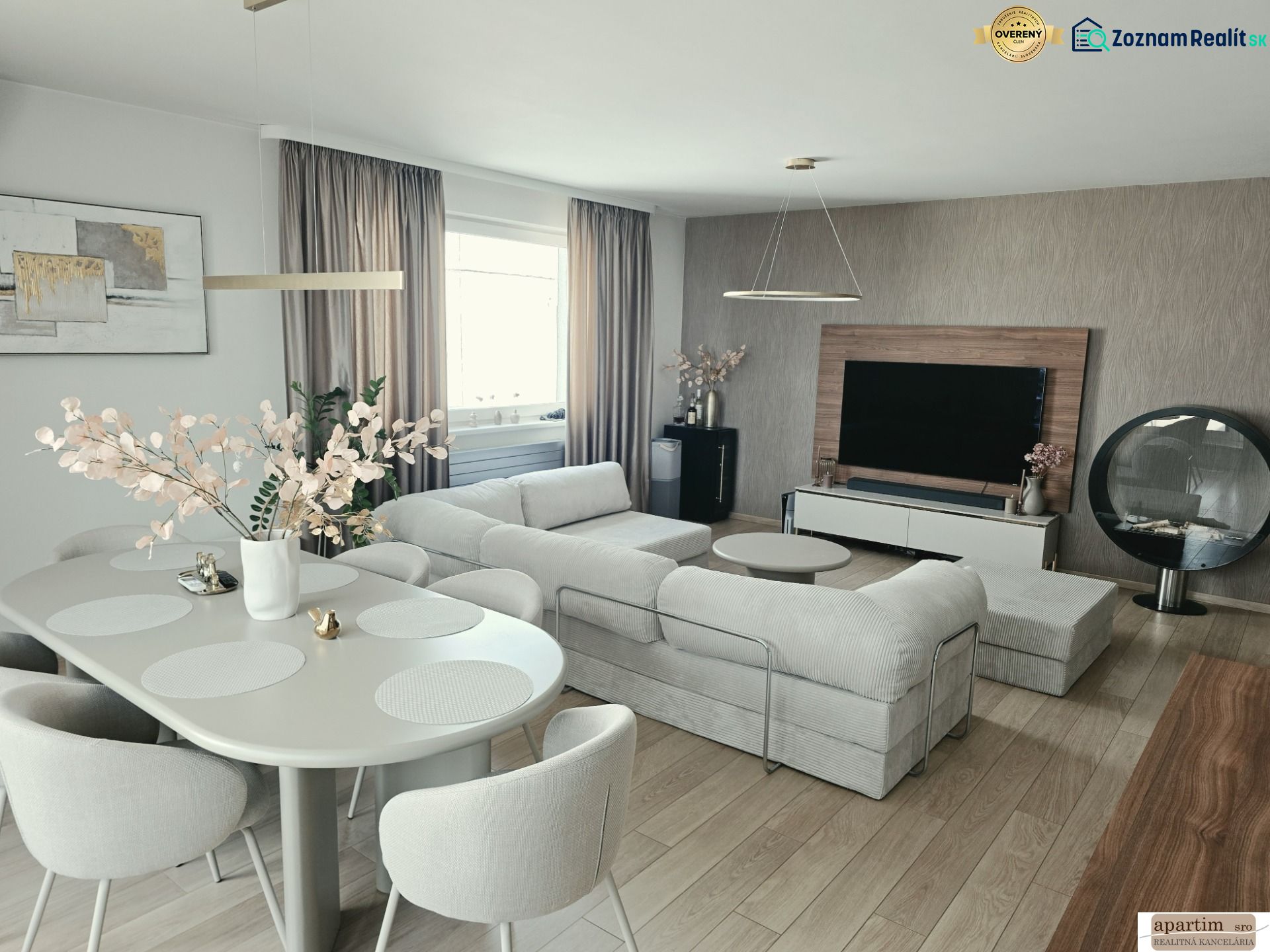 Ein stilvolles Wohnzimmer mit einem bequemen Sofa, einem Esstisch und einem Holzboden in einer 4-Zimmer-Wohnung.