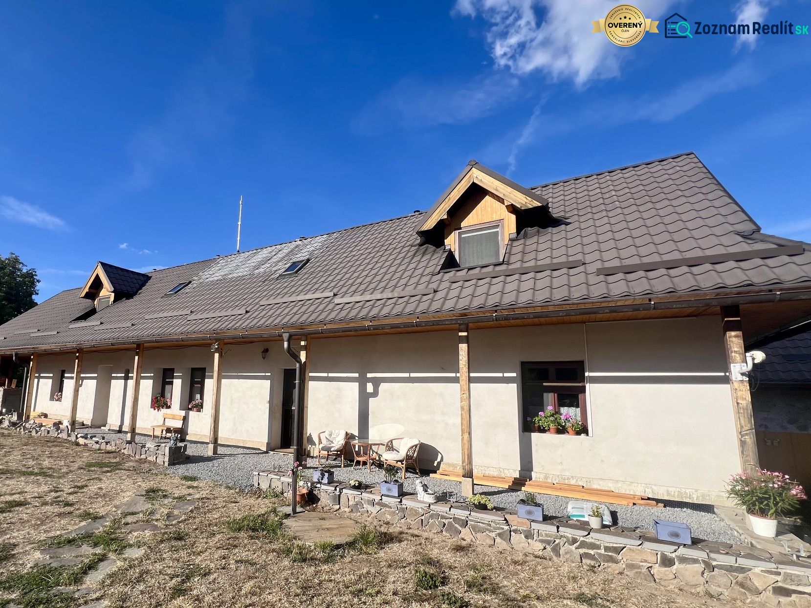 Ein Einfamilienhaus in Hronská Dúbrava mit Holzelementen und einem weitläufigen Garten.