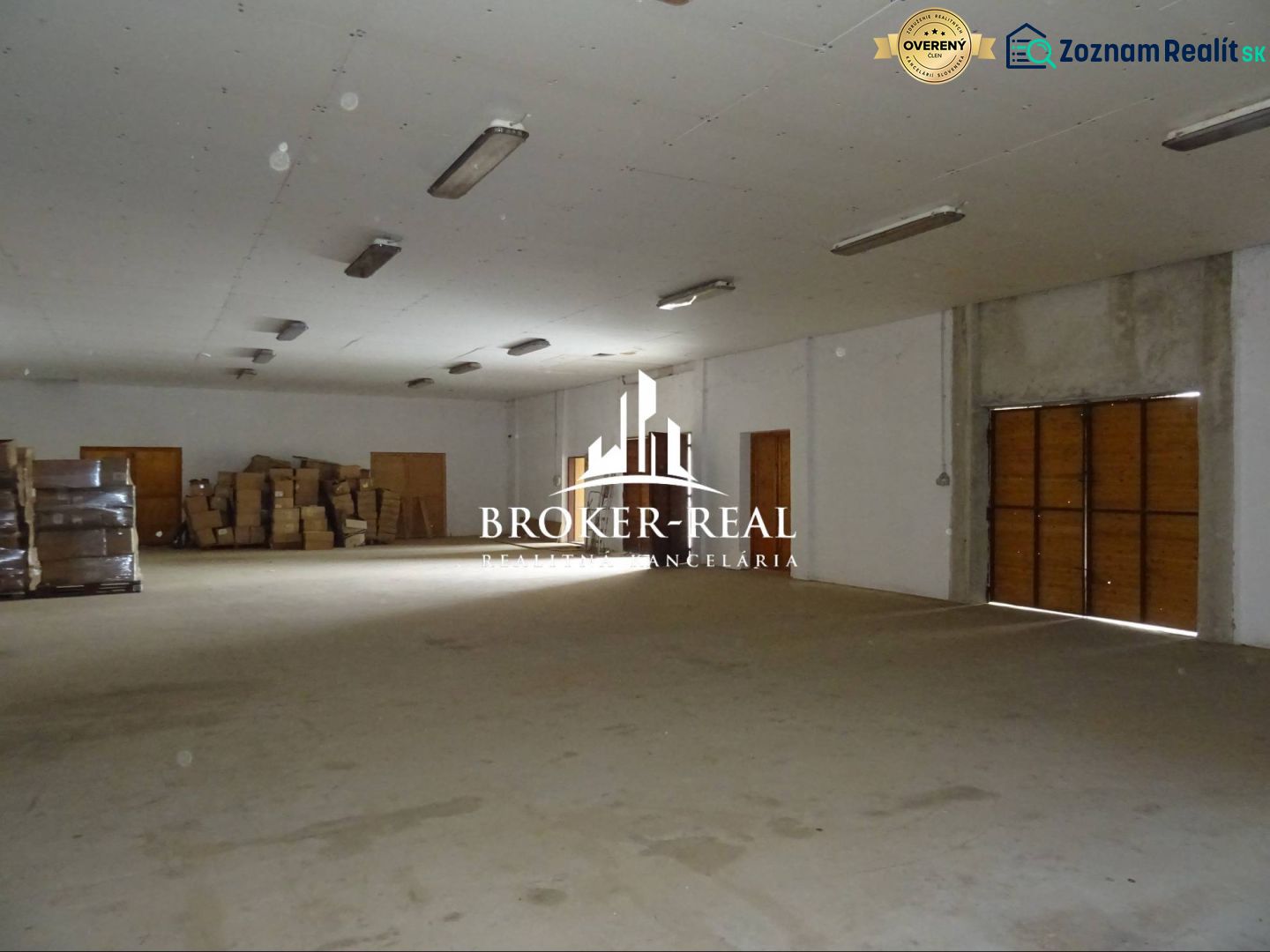Lagerhäuser und Hallen mit Paketen und Verpackungen auf dem Boden, Holztüren, Beleuchtung von der Decke.