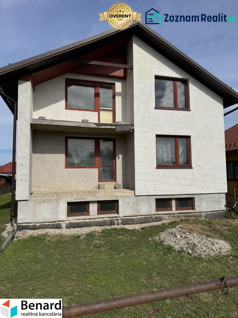 Ein Einfamilienhaus in Plavnica mit einer einfachen Fassade und neuen Fenstern, mit einem grasbewachsenen Grundstück.