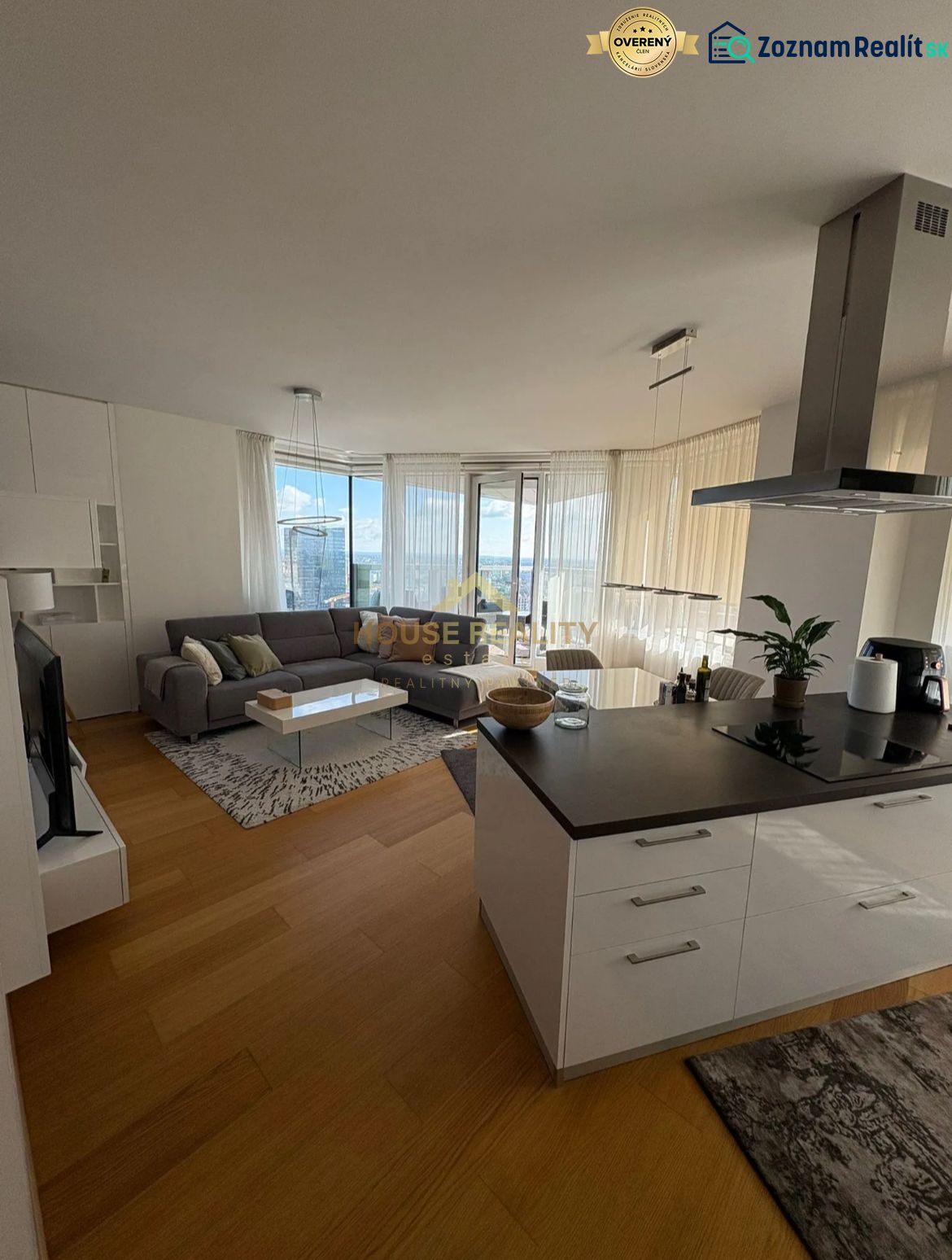 Wohnzimmer mit Küche, Boden mit Holzdekor, helle Vorhänge, 3-Zimmer-Wohnung.