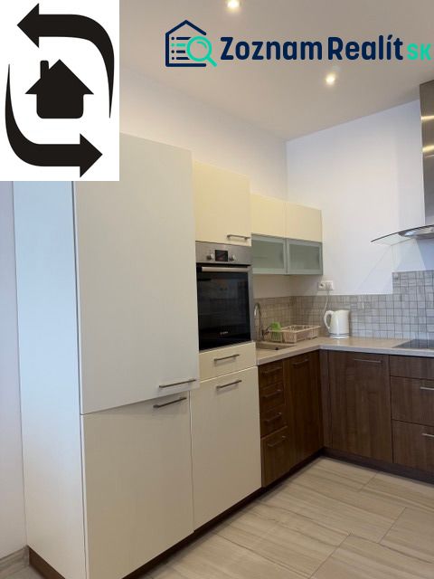Küche in einer 3-Zimmer-Wohnung mit weißen und hölzernen Schränken und Geräten.