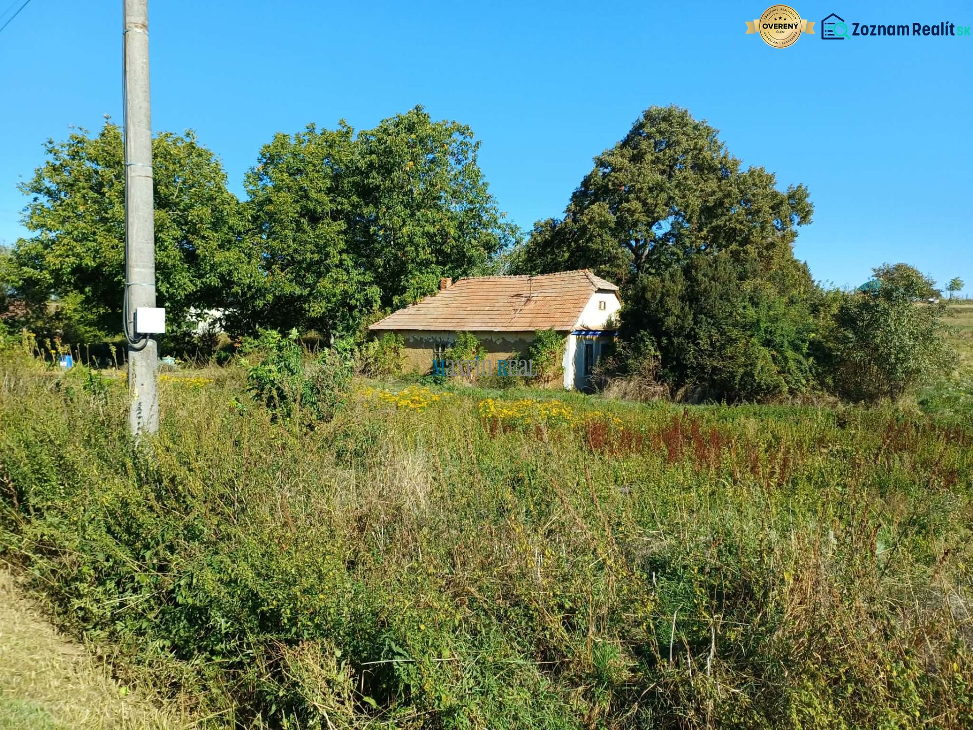 Grundstücke - Wohnen in der Hauptstraße in Ceroviny, umgeben von Grünflächen und einem Häuschen.