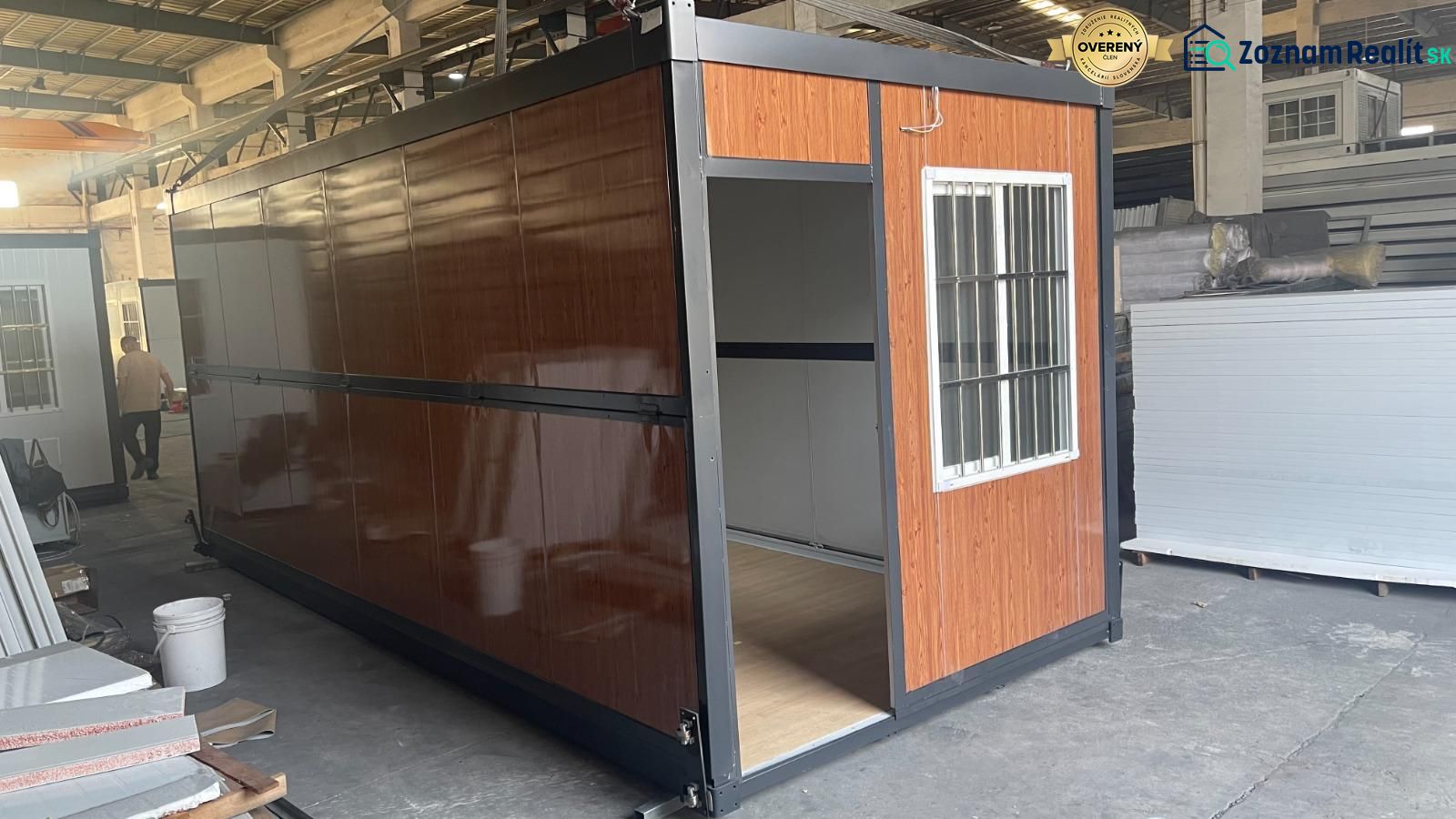 Metallhütte mit Holzdekor und Fenster im Innenraum, geeignet für die Sukenicka-Straße.