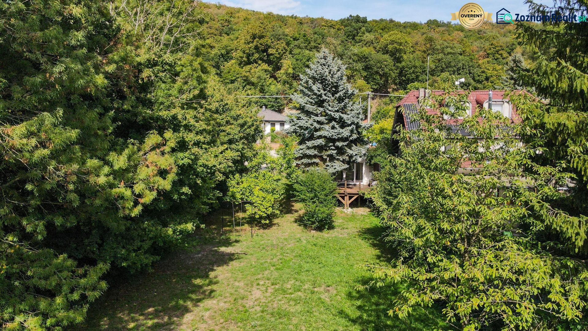 Ein Garten umgeben von Grünflächen bei Erholungsgrundstücken an der Devínska cesta in Bratislava - Devín.