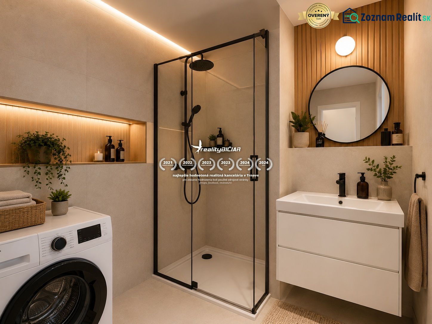 Badezimmer in einer 3-Zimmer-Wohnung mit Waschmaschine, Duschkabine und Spiegel an der Holzwand.