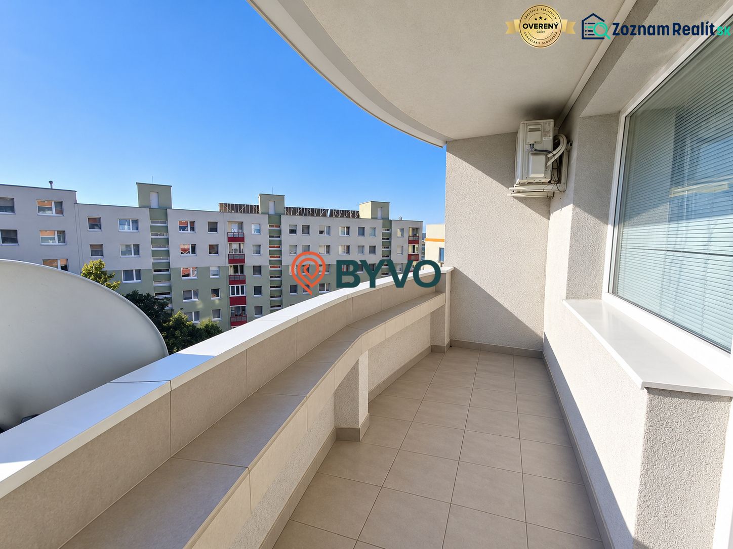 Balkon einer 4-Zimmer-Wohnung in der Veternicova-Straße in Bratislava - Karlova Ves mit Blick auf die Siedlung.