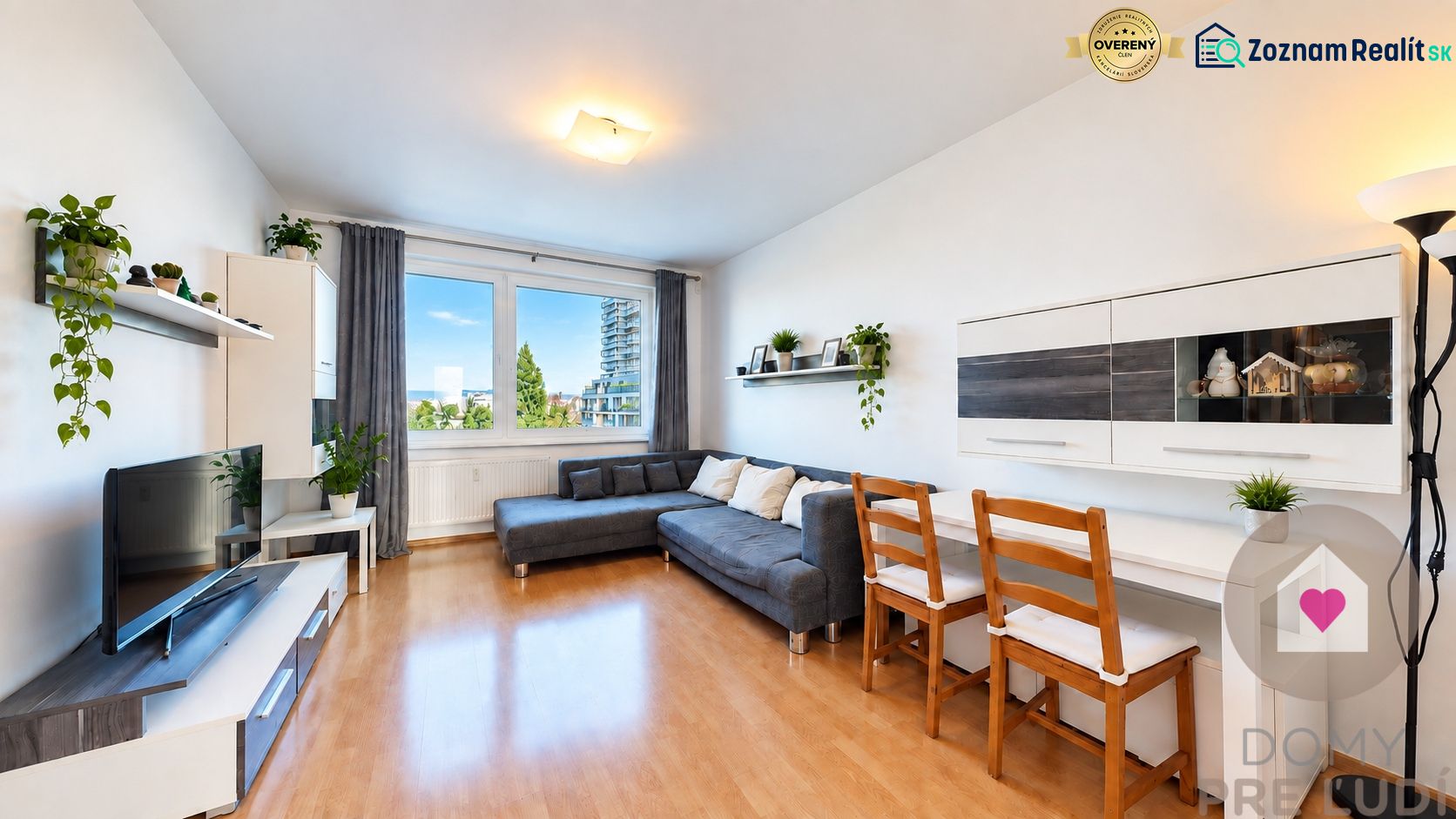 Wohnzimmer mit Sofa und Fernseher, 3-Zimmer-Wohnung, Boden mit Holzdekor.