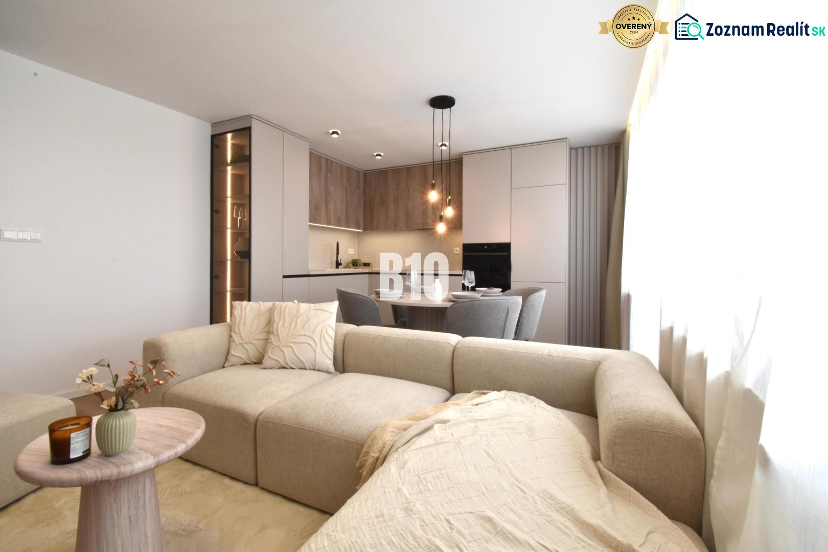 Wohnzimmer mit Küche in einer 4-Zimmer-Wohnung mit Holzboden.