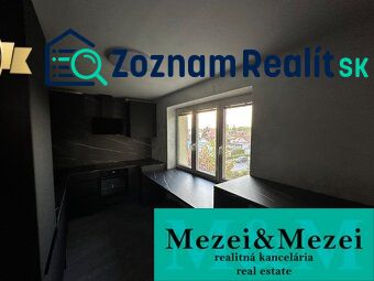 Küche in einer 2-Zimmer-Wohnung mit dunklen Möbeln und Blick aus dem Fenster.