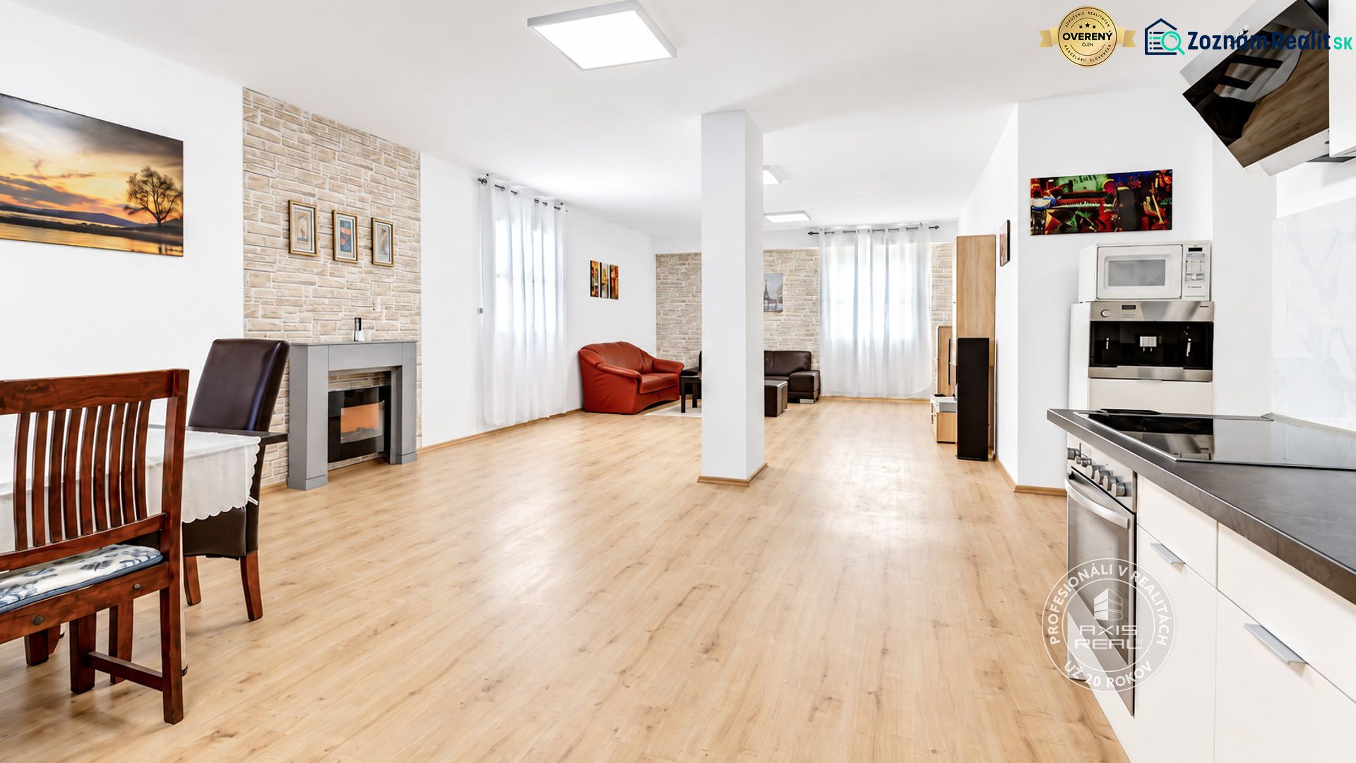 Geräumiges Wohnzimmer in einer 2-Zimmer-Wohnung mit Holzboden und Kamin.