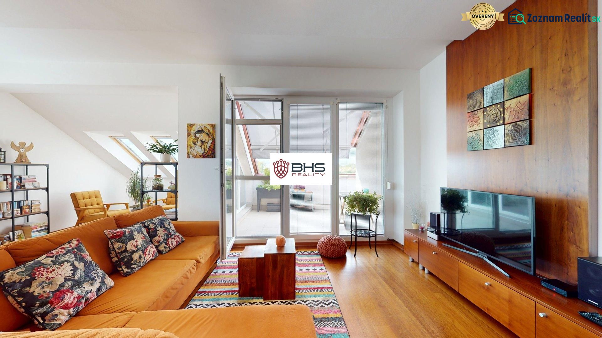 Wohnzimmer mit Holzboden und bequemen Sitzgelegenheiten in einer Vierzimmerwohnung.