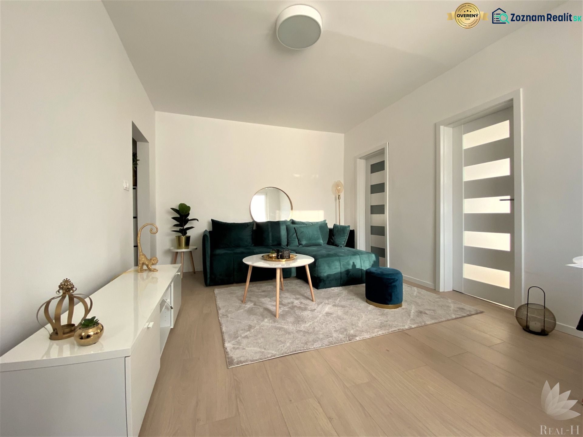 Wohnzimmer mit Sofa und Dekorationen in einer 3-Zimmer-Wohnung, helles Interieur.