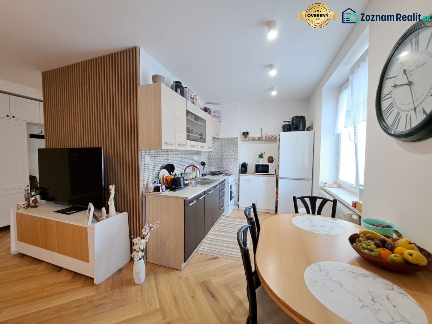 Küche und Esszimmer in einer 3-Zimmer-Wohnung mit Holzboden.