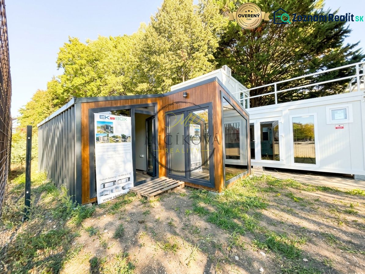 Ein Containergebäude in der Výstavná-Straße in Nitra, umgeben von Grünflächen. Ungewöhnliche Immobilien.