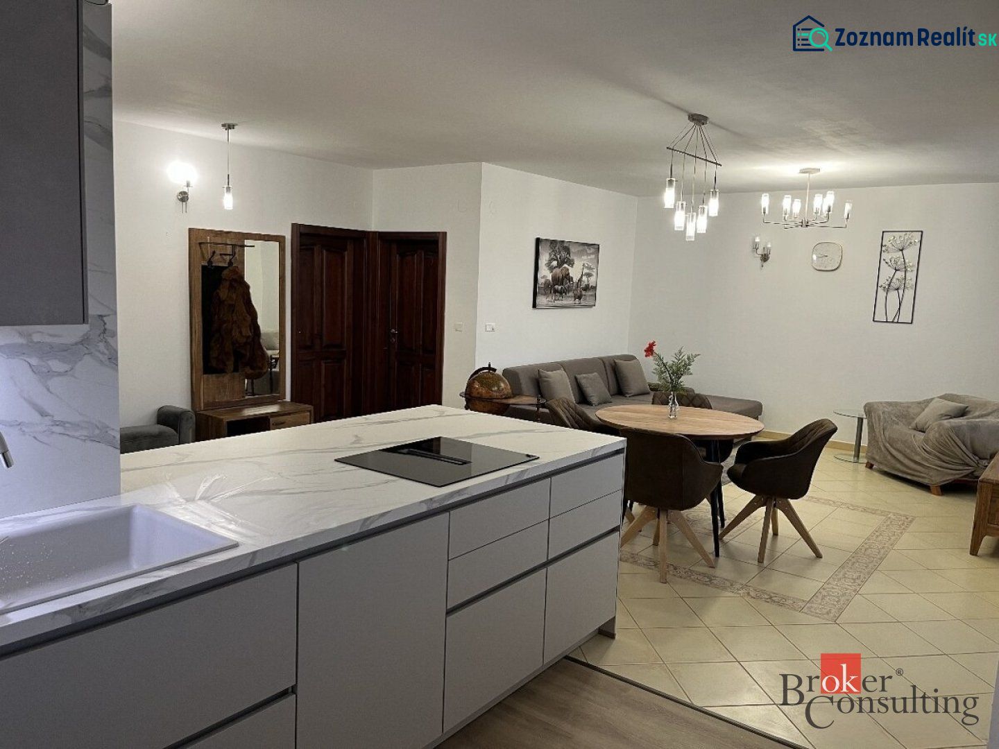 Küche und Wohnzimmer mit Esstisch in einer 3-Zimmer-Wohnung.