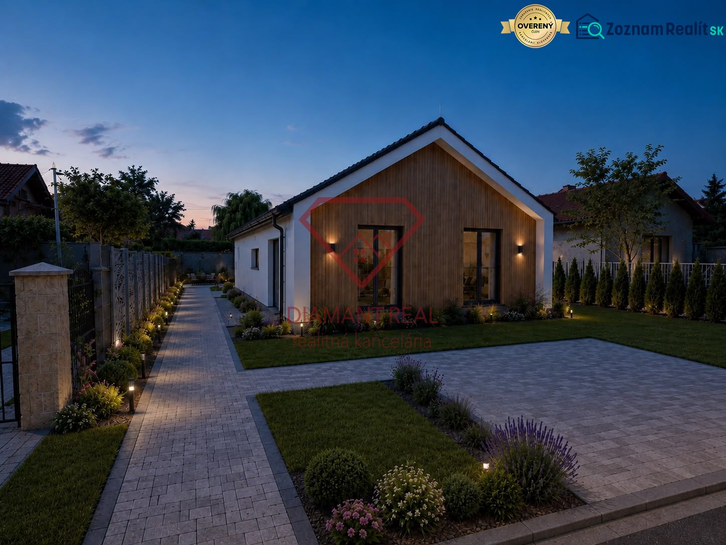 Veľká Mača: Ein Einfamilienhaus in der Straße Veľká Mača mit beleuchtetem Gehweg und Garten.