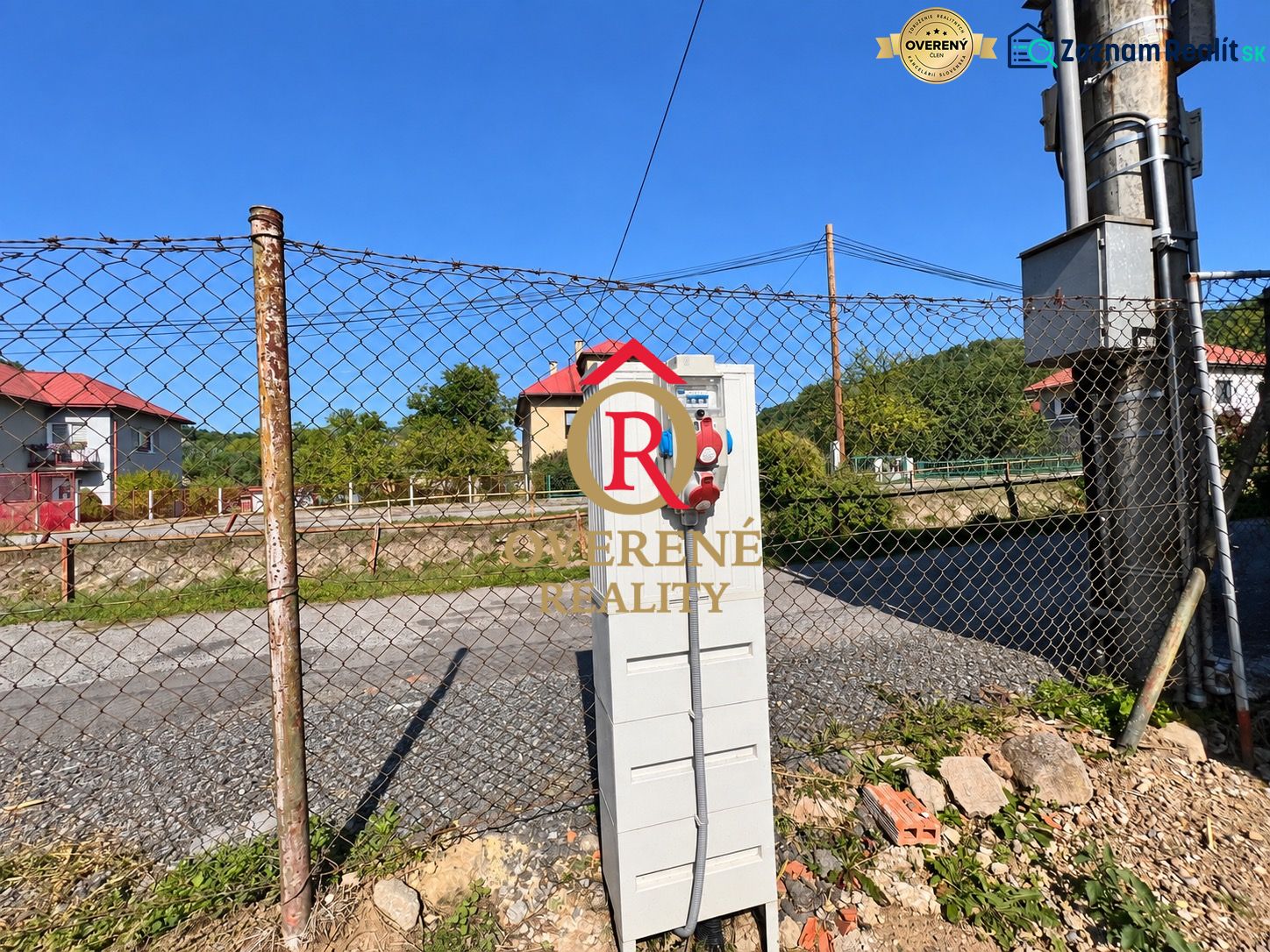Der Elektrokasten auf dem Grundstück an der Straße in Sebedín, Sebedín-Bečov, bietet Wohnraum.