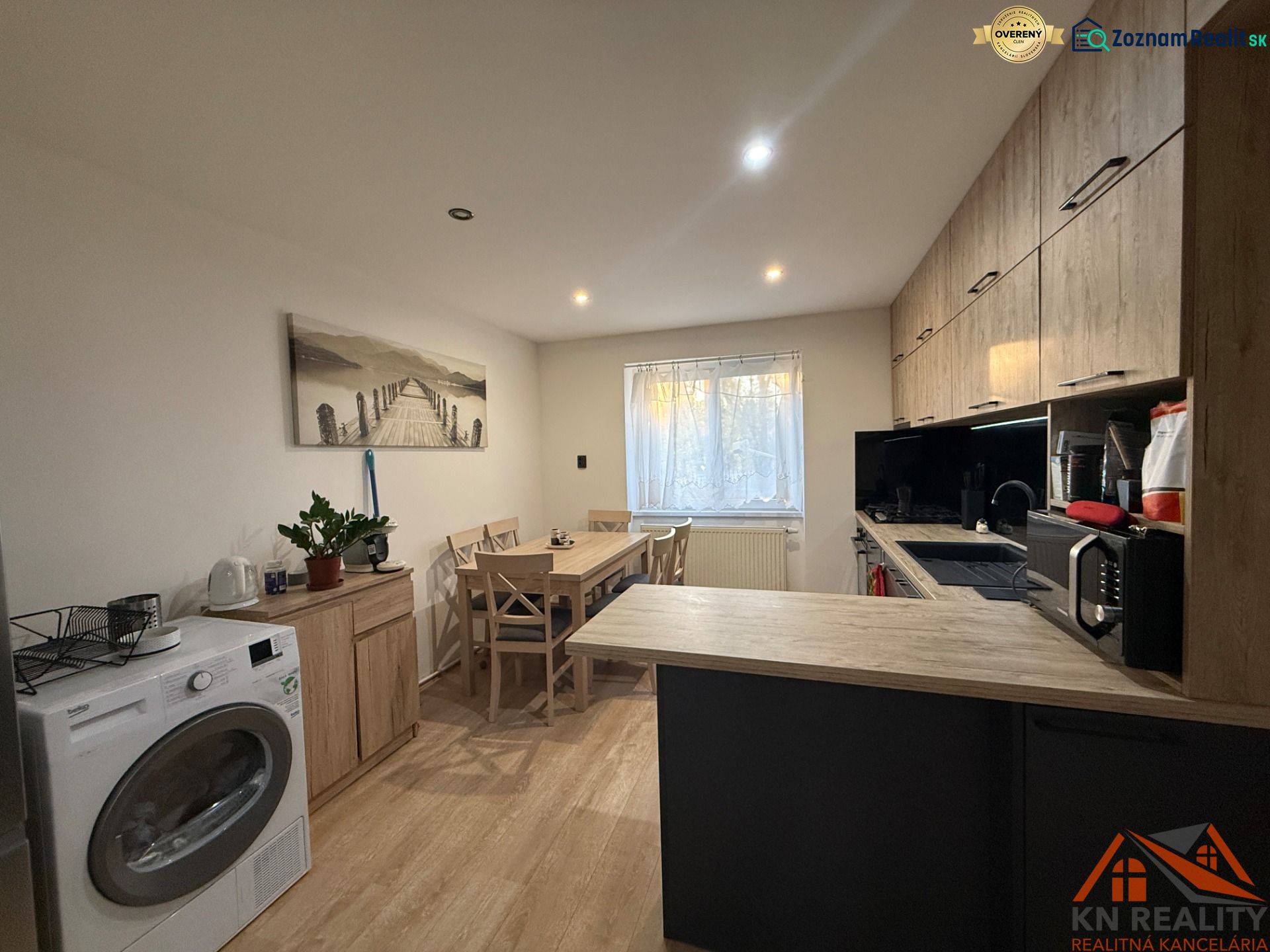 Küche in einer 2-Zimmer-Wohnung mit Holzboden und moderner Ausstattung.