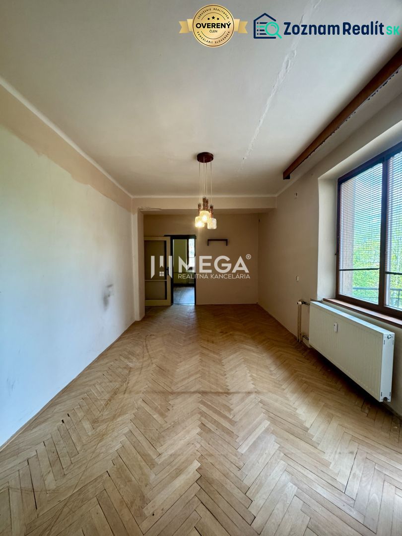 2-Zimmer-Wohnung mit Holzboden und Hängelampe.