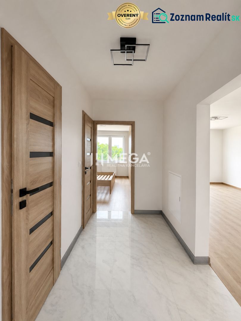 Flur in einer 3-Zimmer-Wohnung mit Holztüren und einem Boden in Holzoptik.
