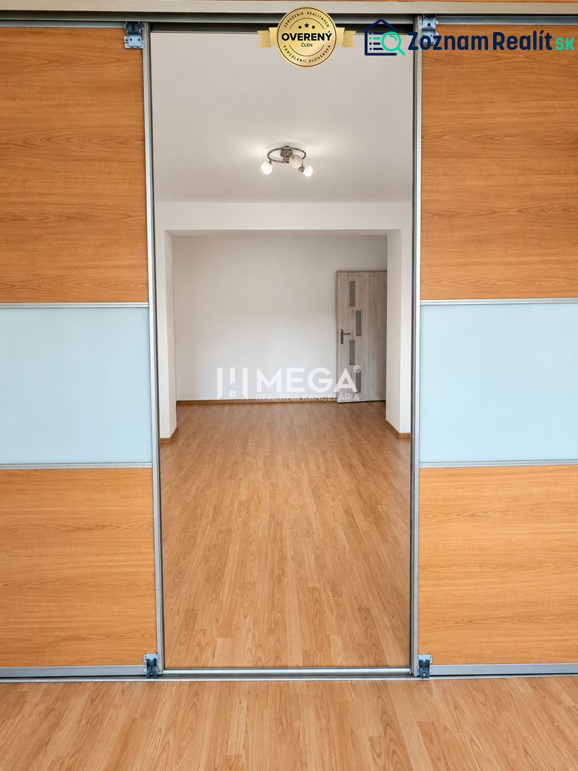 Innenraum einer 2-Zimmer-Wohnung mit Türen und Boden in Holzdekor.