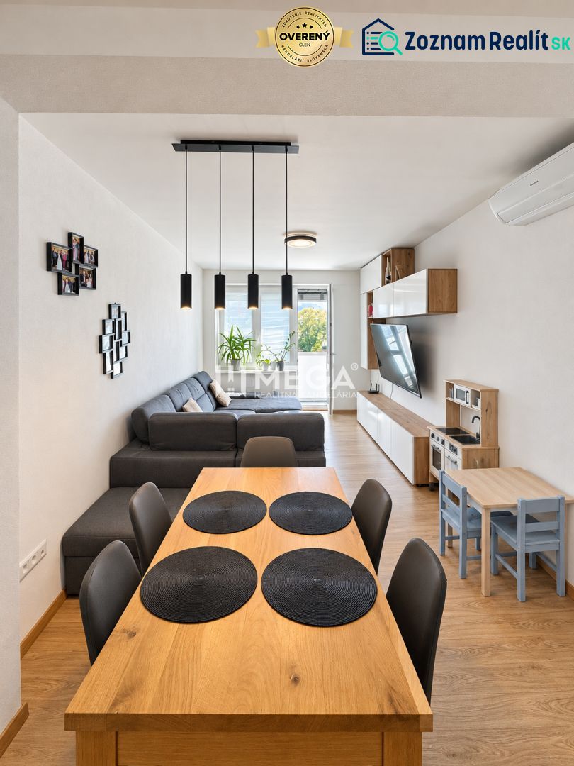 Ein geräumiges Wohnzimmer in einer 3-Zimmer-Wohnung mit Holzboden und einem bequemen Sofa.