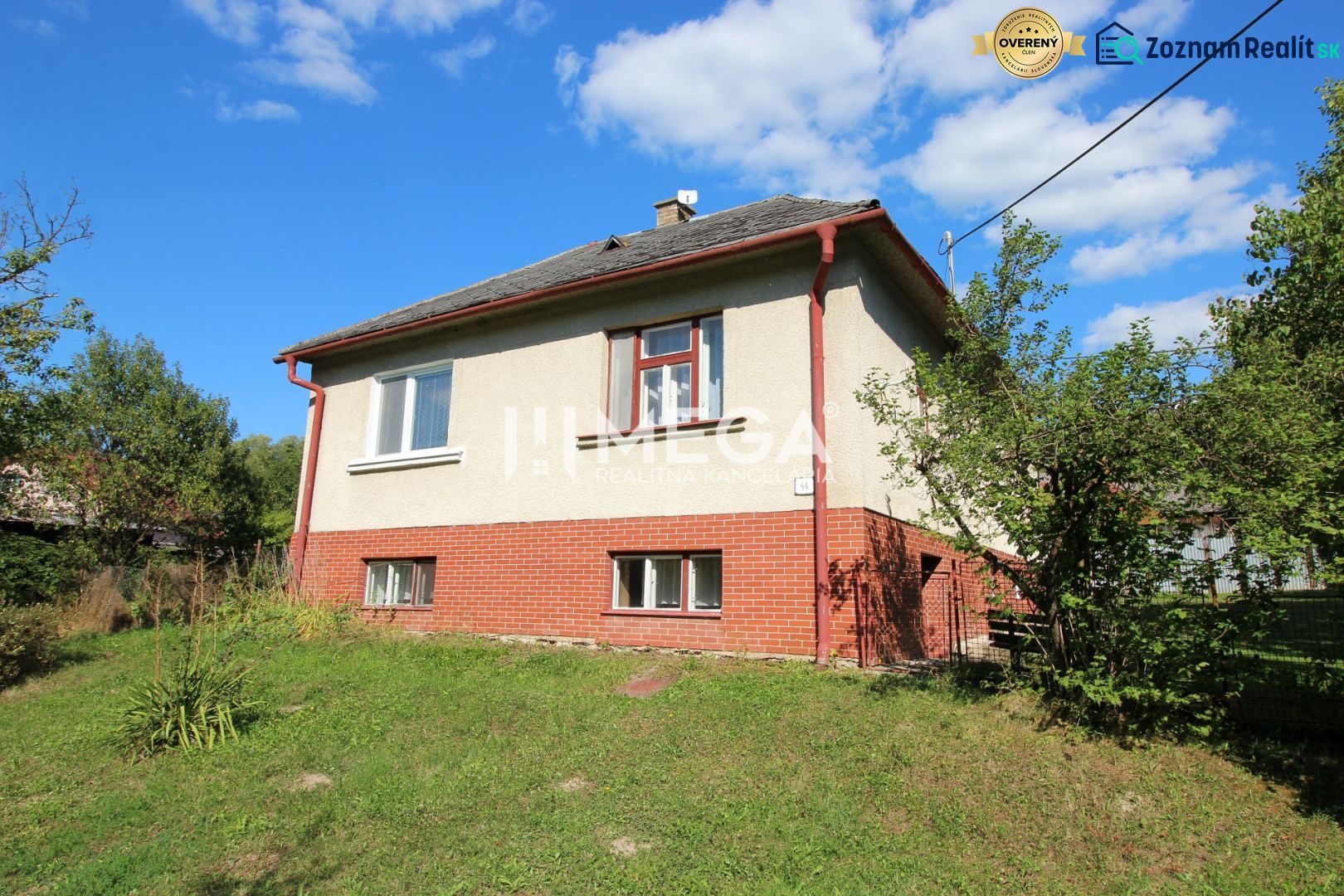 Ein Einfamilienhaus in der Stadt Vyšné Ladičkovce in der Straße Vyšné Ladičkovce, umgeben von Grün.